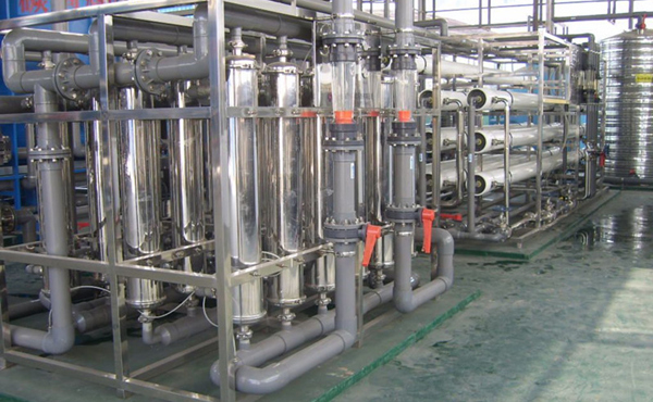 化工行業中的高純水主要應用於電池行溶劑用純水、化學分析、化工材料、產品清洗、物質的分離、濃縮、提純,廢物回收等場合的用水,對於水質要求相對來說不是太高,純水電導率從0.1uS/cm-20uS/cm就基本上能滿足要求。叼嘿视频下载公司可根據客戶對水質的具體要求,采用反滲透,離子交換,EDI等超純水生產工藝的不同組合,生產出即經濟實用,又