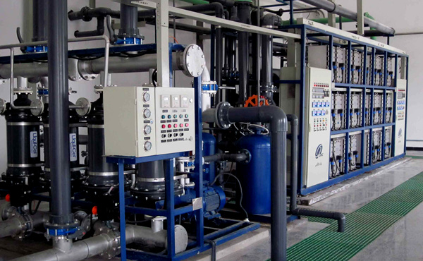 傳統的離子交換係統，去除水中的陰離子和陽離子，但水中仍然存在可溶性的有機物，可以汙染離子交換柱從而降低其功效。現在主要采用反滲透+混床或反滲透+EDI的製取工藝。超叼嘿在线观看是集於超濾，微濾，吸附，殺菌等技術的設備。可以把自來水轉為超純水的設備。