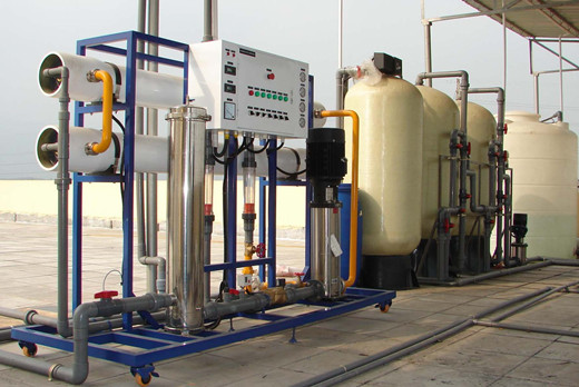       食品級軟化水設備，是智能化，全自動的軟化水設備，控製閥部分全套由美國進口，整體結構和相關部件由本公司研製配套。該產品在引進新型控製閥的同時，充分結合了我國水質特點 ，設計規範和實際運行經驗。設備配置係列化，產水量設計合理，覆蓋範圍廣，選型方便，是具有當代國際先進水平，適合我國使用條件的新一代軟水器。