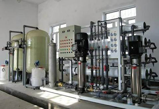 醫院醫療用水標準高，要符合中國藥典2010版本和GMP的認證要求。采用的反滲透設備，EDI現在公認的最新技術。有針對性的設計出一套製藥針劑用純化水裝置，這套裝置的適用範圍廣泛，例如，醫藥純化水設備，醫院透析用純化水設備等。材質選用的都是國內外知名的品牌。