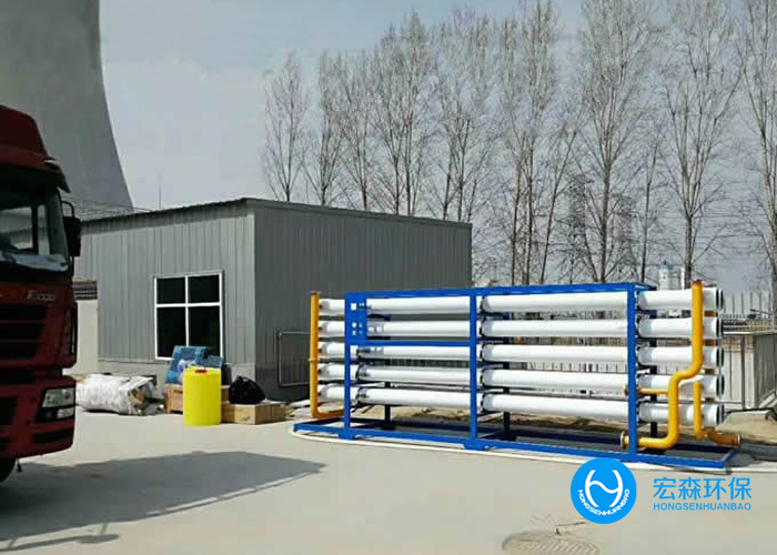 造紙工業廢水主要來源於分製漿和抄紙兩個生產過程。製漿產生的廢水,汙染為嚴重,洗漿時排出廢水呈黑褐色,其中汙染物濃度很高,BOD高達5~40 g/L,含有大量纖維、無機鹽、色素和大量的酸堿物質。抄紙機排出的廢水,其中含有大量纖維和在生產過程中添加的填料和膠料。同時造紙過程中還需要加入一些必要的化學助劑,加重了對水體的汙染造紙汙